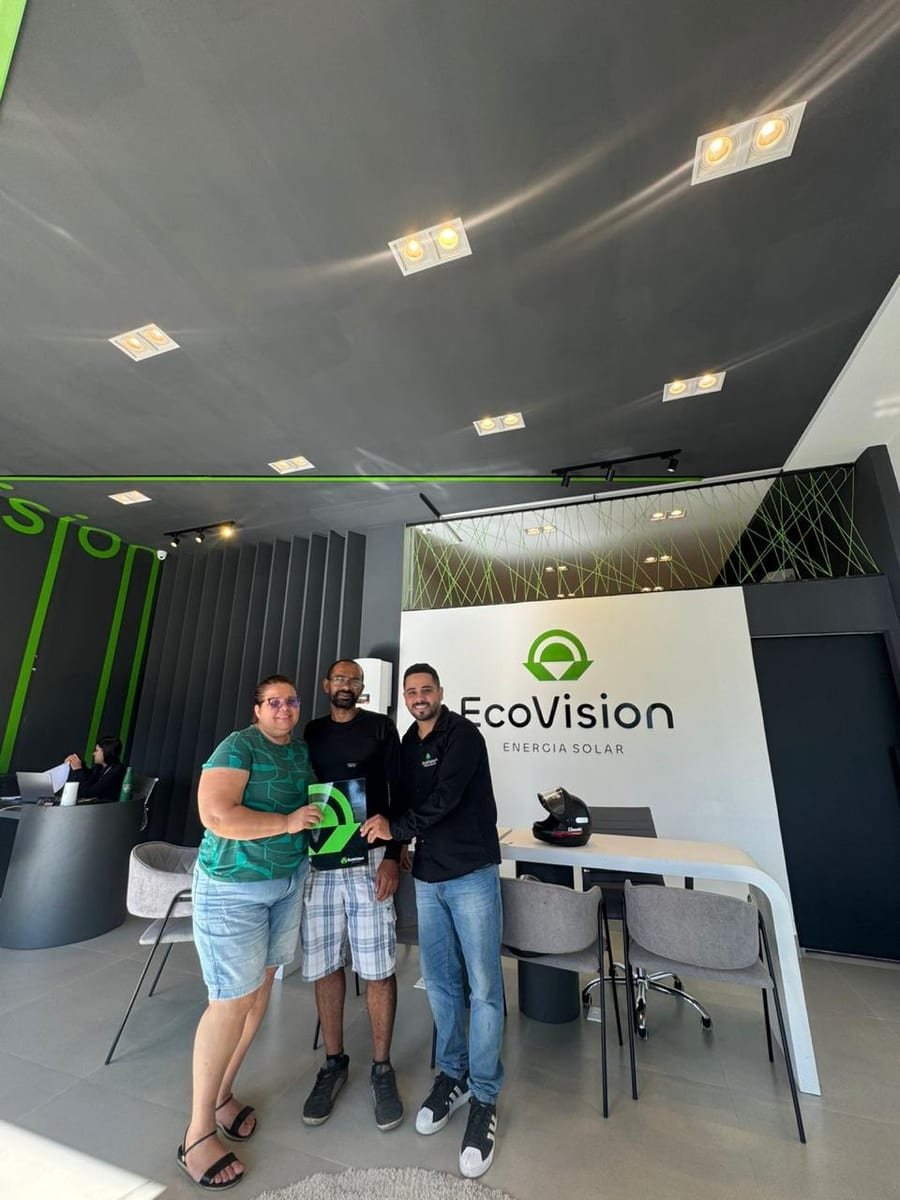 Casal de clientes Ecovision recebendo kit e celebrando com o consultor